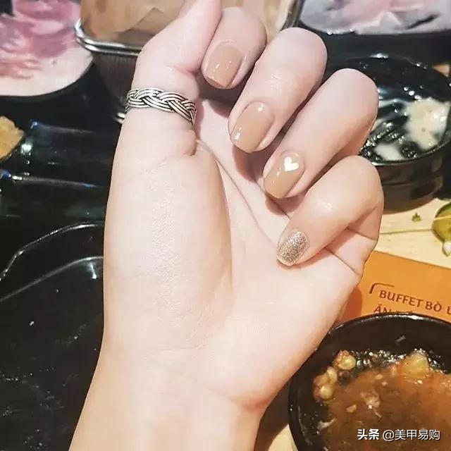 奶茶色渐变磨砂美甲,女生最爱的奶茶色系美甲来啦