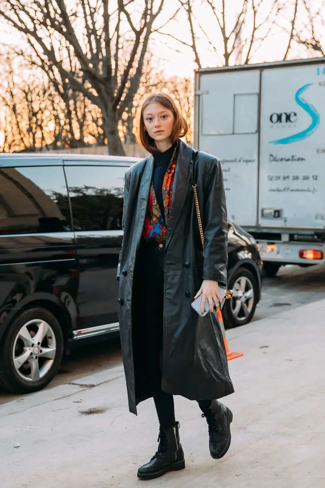 刘欢戴丝巾拍照姿势 (刘欢的老婆正面照)