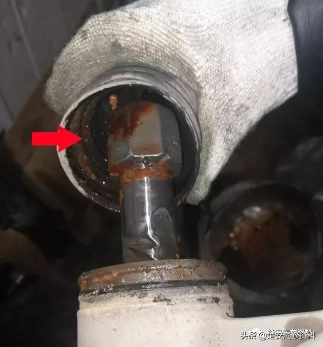排气管冒蓝烟和机油质量有关吗,发动机冒蓝烟排气管喷机油