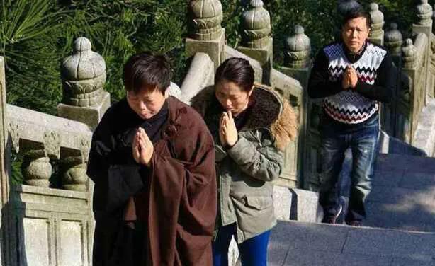 烧香拜佛时需要注意什么？记住4点佛教常识就好，不懂得了解一下