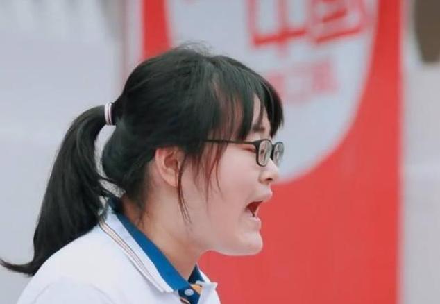 胖女孩表白男同桌,胖女孩鼓起勇气向男子表白