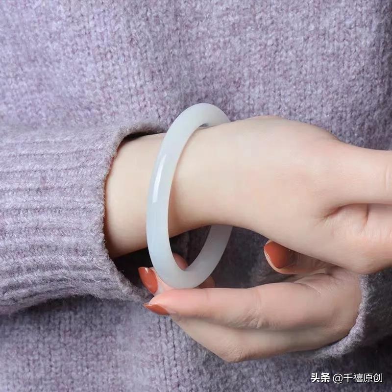 女人佩戴什么样的手镯最养人,女人一生最幸福的玉镯