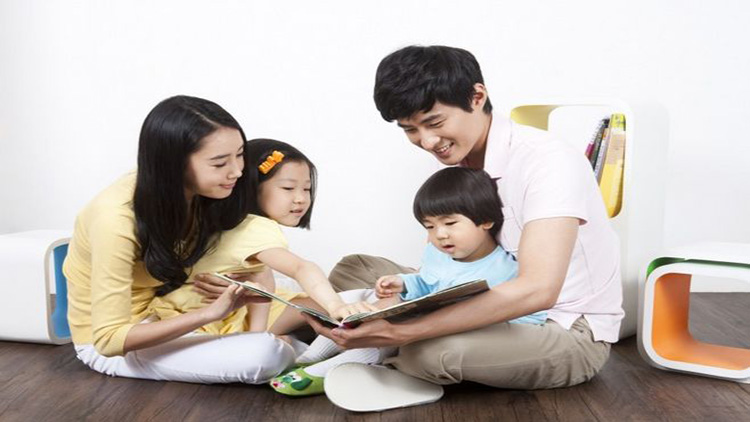 怎么给孩子解释男生站着小便,为什么男孩站着小便