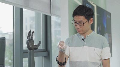 马斯克演示脑机接口植入猪脑,马斯克与比尔盖茨对人类的贡献