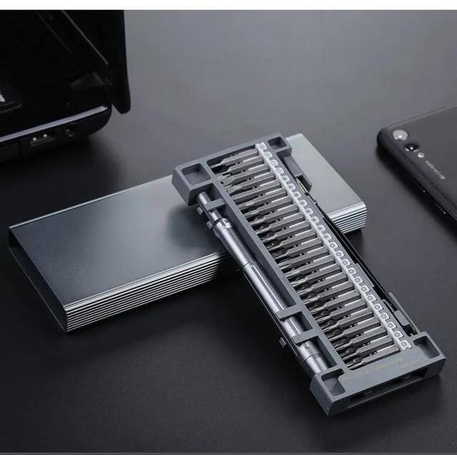 一把刀杆搭配48个精密批头，银灰色外形，这个螺丝刀是男人的梦想