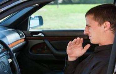 汽车空调ac关闭继续吹有酸味,空调开一会ac就有异味