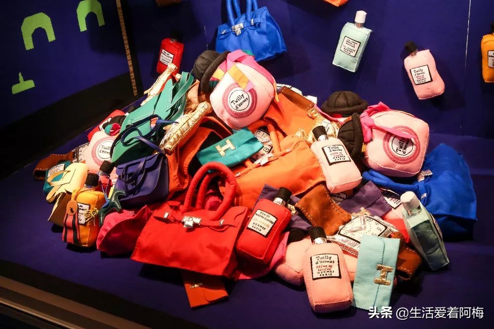 她开了间超市，卖的东西却全是假的，9000件商品，竟被一抢而空