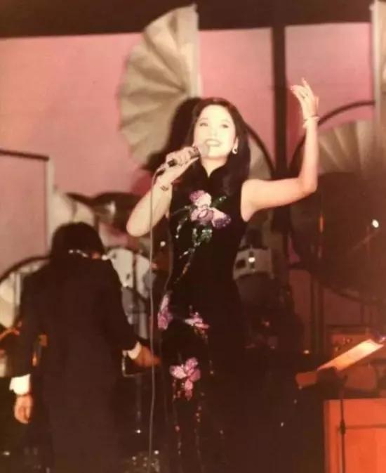 成龙献花邓丽君视频,邓丽君写给成龙的歌