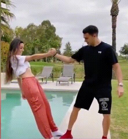 皇马队宠接班人终于和绯闻女友官宣,最爱的就是整蛊女友