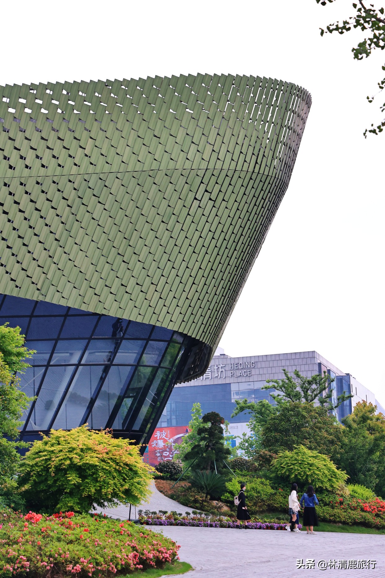 宁波花30亿打造的广场，好多高大上建筑，适合周末亲子游
