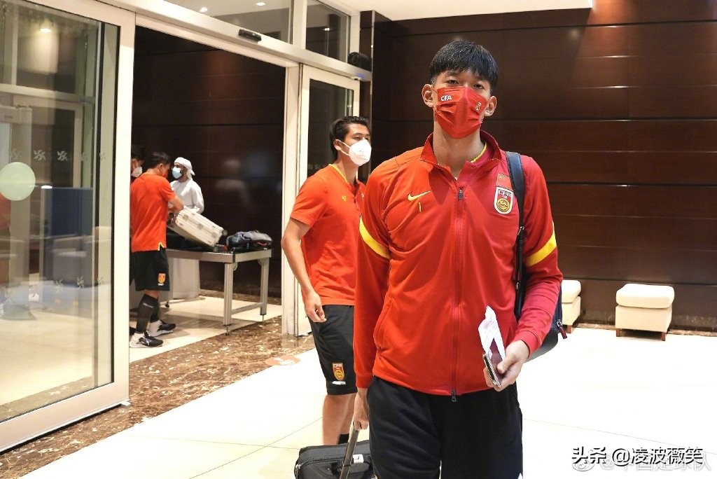 国足抵达泰国后获大量球迷接机,国足赴阿联酋沙迦