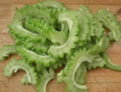 苦瓜怎么炒不苦又好吃不变色,苦瓜怎样炒不苦和好吃