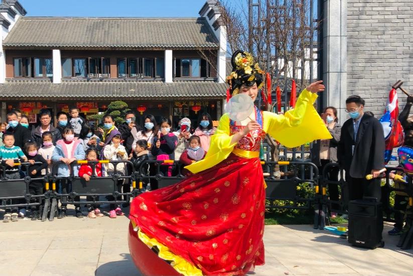 人潮涌动年味十足,人潮很汹涌