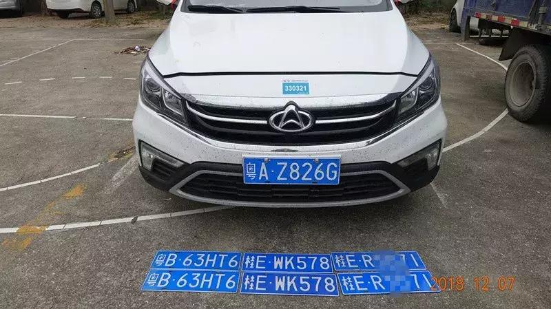 男子高速路弃车出走,二广高速男子弃车逃跑