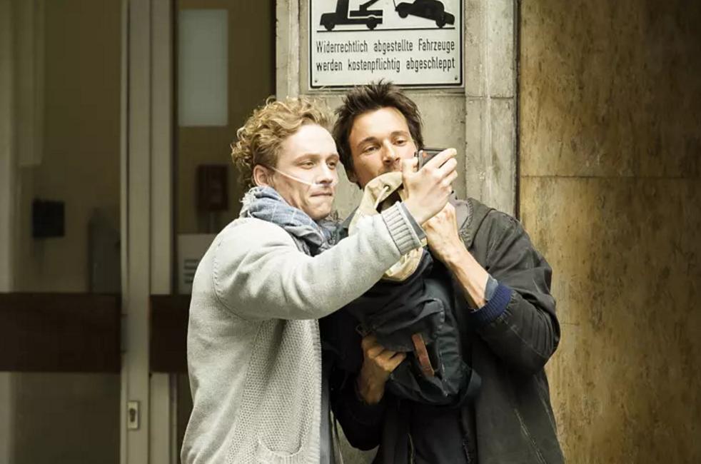 两位年轻人患绝症，借钱过奢靡生活，过程很搞笑，结局让人想哭