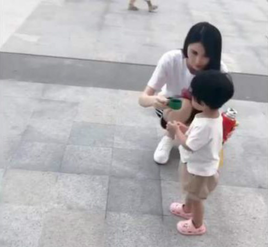 为什么孩子喜欢小姨带,为何孩子更喜欢被小姨带娃