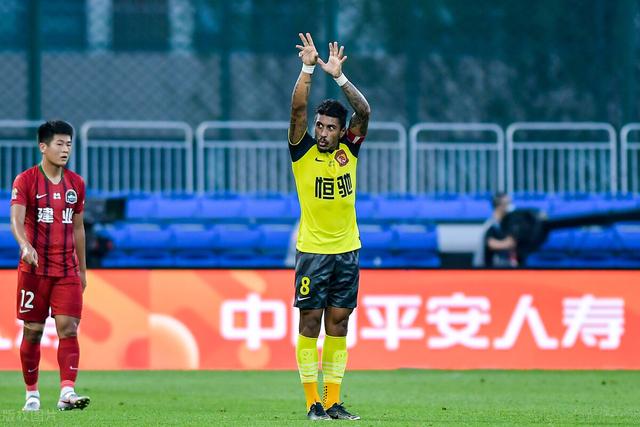 这粒进球*力暴**鸟大费周章，可本土球员用一脚停球就能“结束战斗”