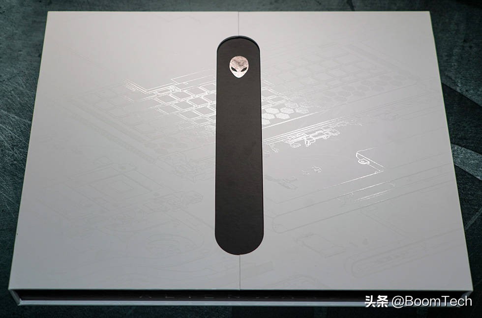 将4只风扇塞入厚度仅有16mm的纤薄游戏本内聊聊Alienwarex15R1