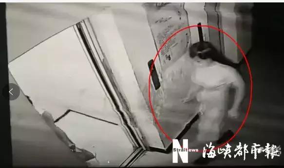 男子尾随女子喷香水,男子扮女装尾随女子进电梯