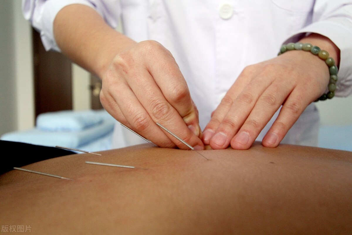 狐臭中医按什么穴位能消除狐臭,天气热身上就有狐臭味怎么办