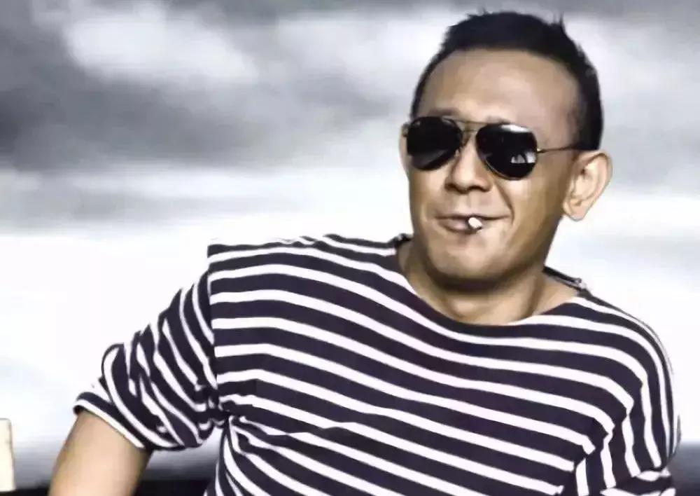 中年男人穿条纹衫,中年男人条纹衫