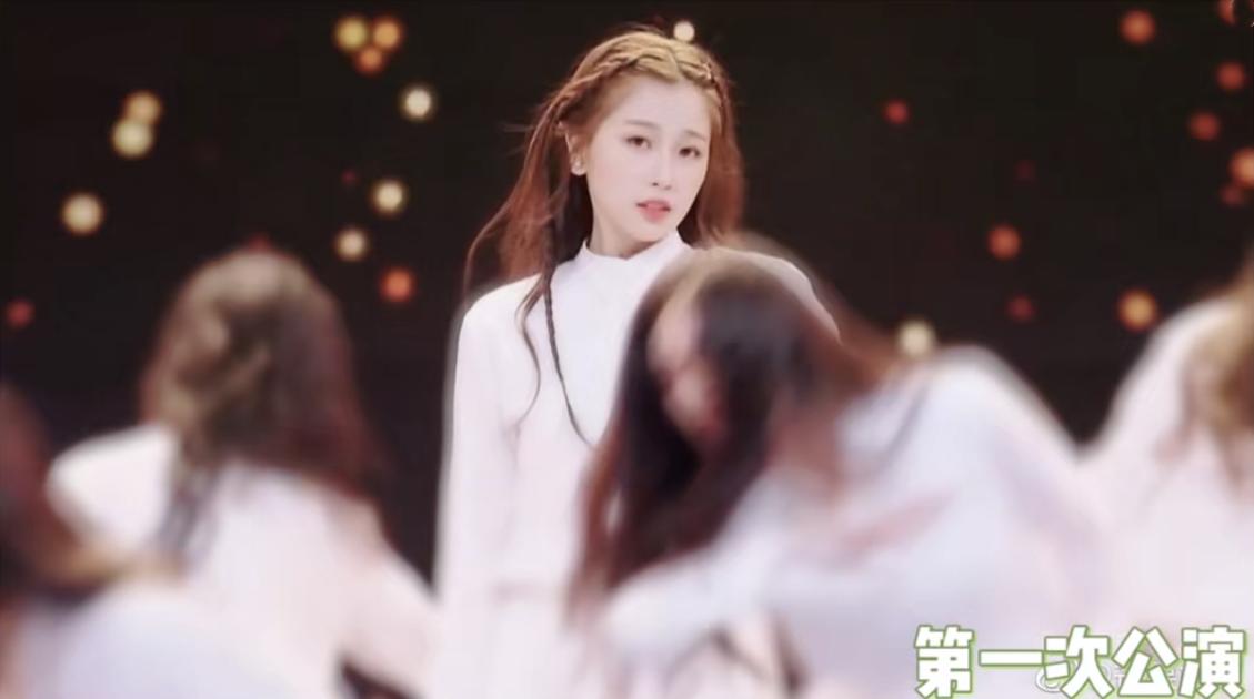 虞书欣纯欲风穿搭,虞书欣新造型粉色衣服头发怎么弄