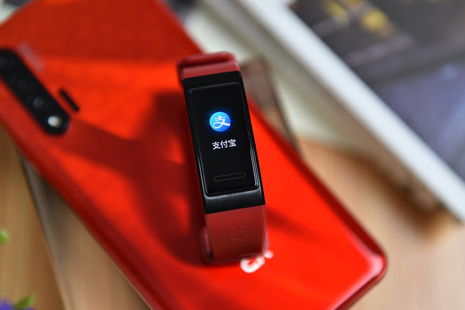 华为手环4pro防水吗能在水里游吗,华为手环4pro评测功能与颜值并存