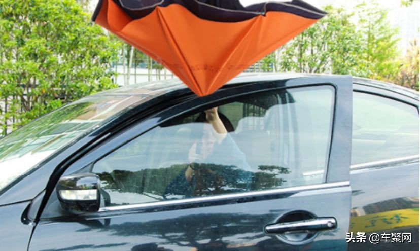 为什么劳斯莱斯车门里配一把雨伞,劳斯莱斯车门里的伞不会臭吗