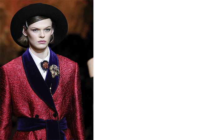 一大一小的胸针的正确戴法,一枚胸针穿出高级感