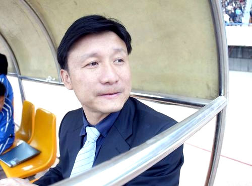 2008年东亚杯李玮峰锁喉日本队长,国足vs日本姜至鹏判罚