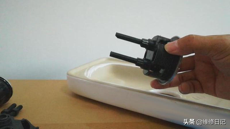 马桶水箱不归位怎么修理,马桶水箱里的按键不回弹