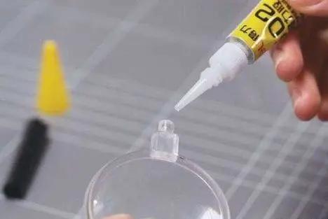 手上粘了502胶水怎样快速去除,如何快速去掉粘在手上的502胶水