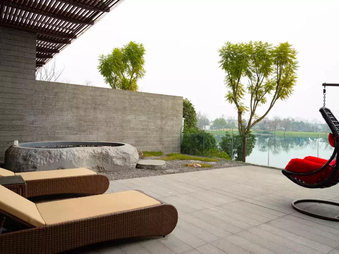 躺酒店床上看风景,躺在星级酒店房间床上看电视