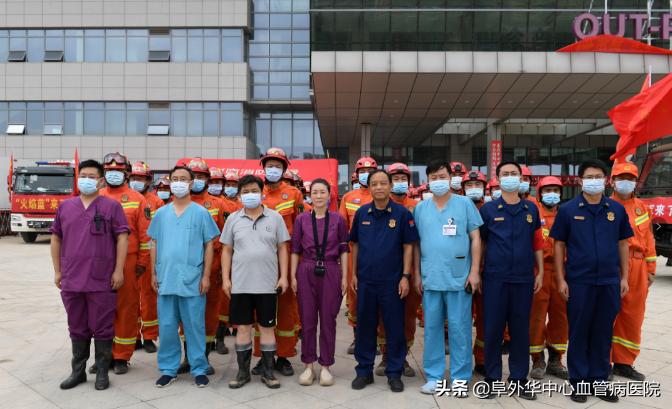 火焰蓝慰问白衣天使,火焰蓝与医护人员