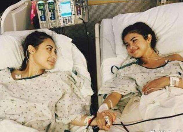 比伯为赛琳娜病情落泪,赛琳娜疑因比伯订婚情绪崩溃住院