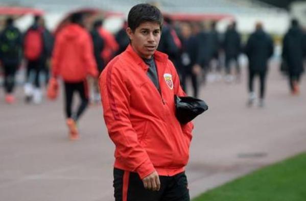 38岁前国脚患癌悲情退役!现任上港队副经理,妻子身材美貌俱佳