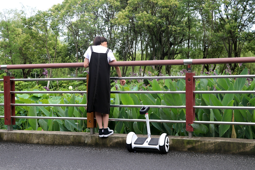 多种路面通过性强，试玩有酷炫灯效的乐行天下E3平衡车