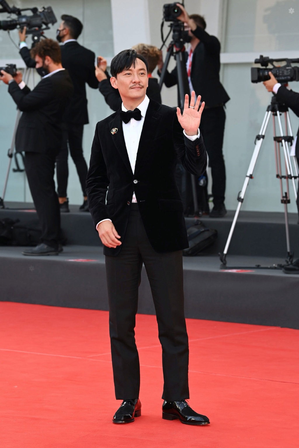 沉稳冷峻张震新写真彰显成熟魅力,张震穿西服