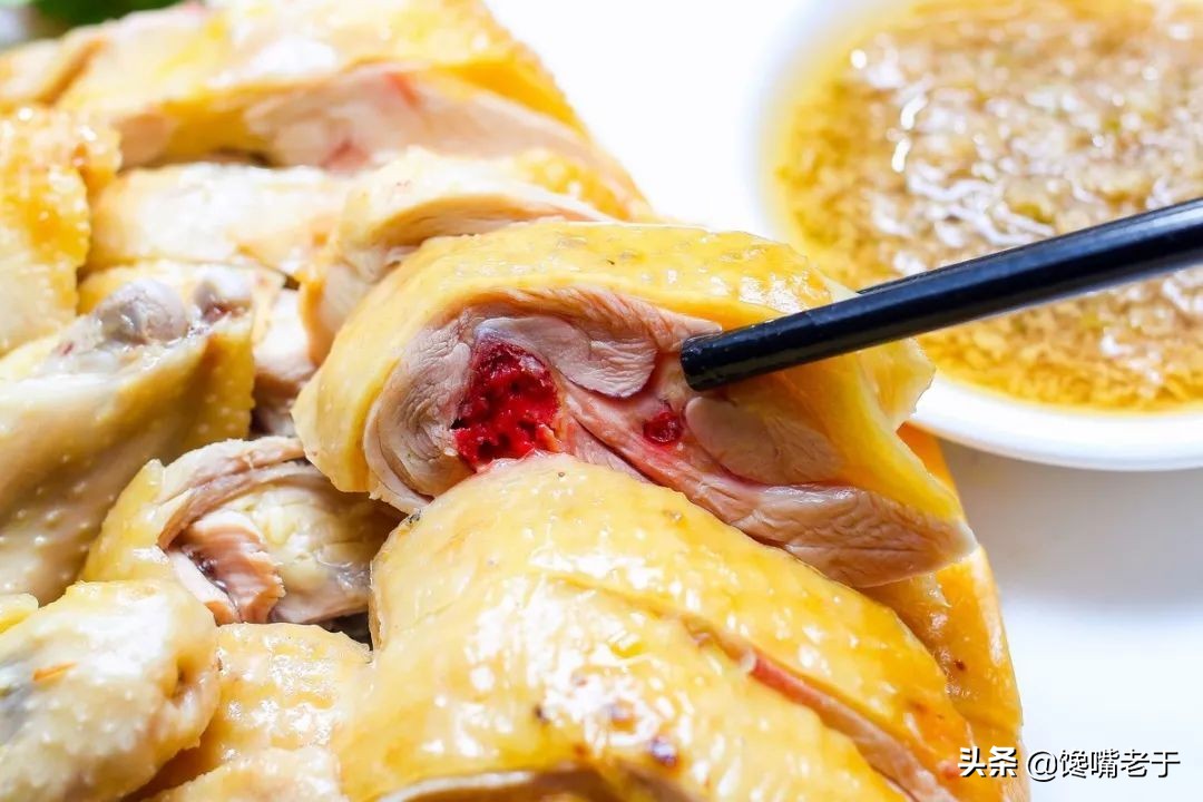 白切鸡骨头里有血是没熟吗,白切鸡骨头带血能吃吗