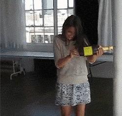 新娘开心的搞笑视频,搞笑gif开心一刻女司机上车