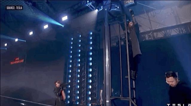 马斯克皮卡玻璃碎了,马斯克车窗玻璃被砸碎