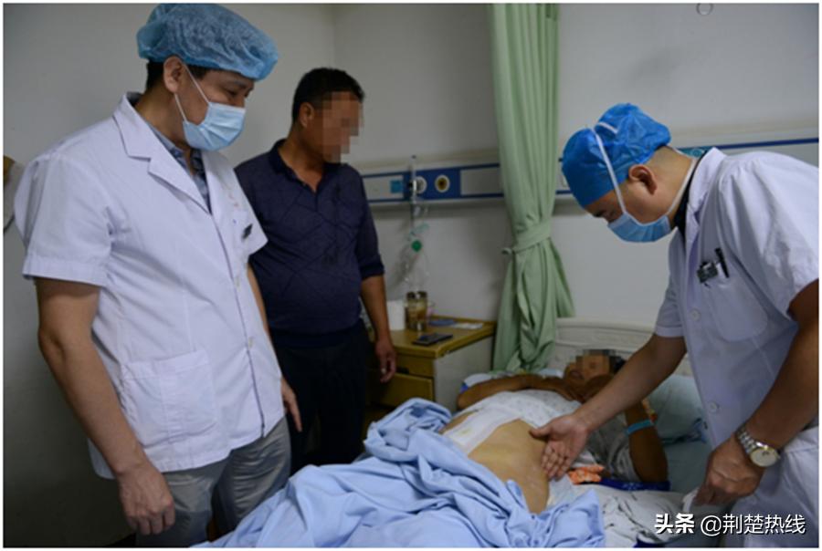 女子意外从三楼摔下受伤,湖北女子意外高空坠落