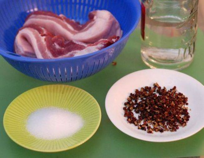 各地的腊肉做法,东莞晒腊肉10斤肉配方多少盐