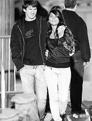 17岁梅西首秀照片,梅西34岁首战刷爆3项纪录