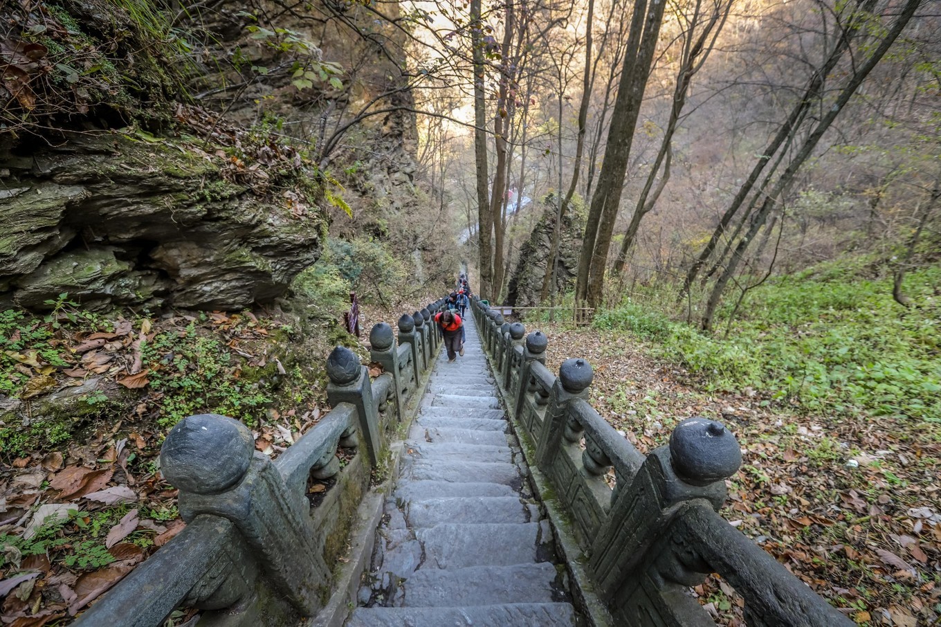 中国的世界文化遗产武当山金顶,悬崖绝壁山水画