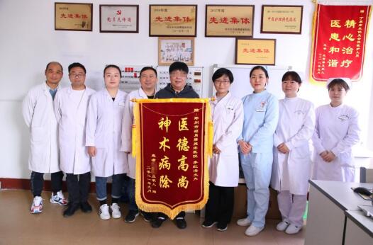 70岁老人通过倒走治好腰突,老人腰椎瘫痪