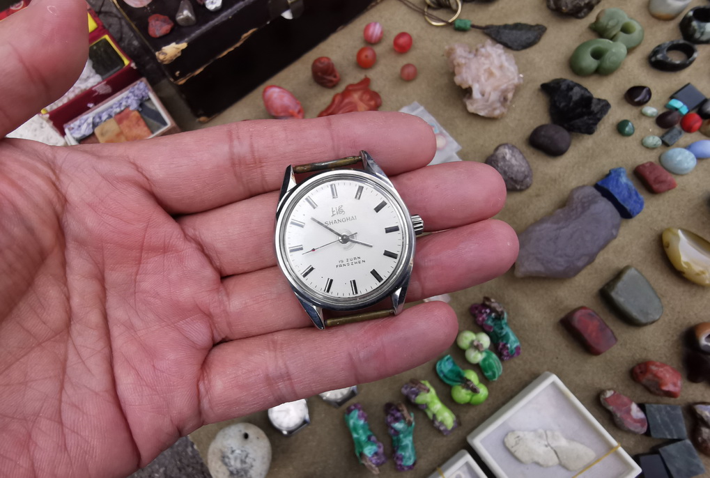 古玩市场古董表,逛古玩地摊淘到旧书