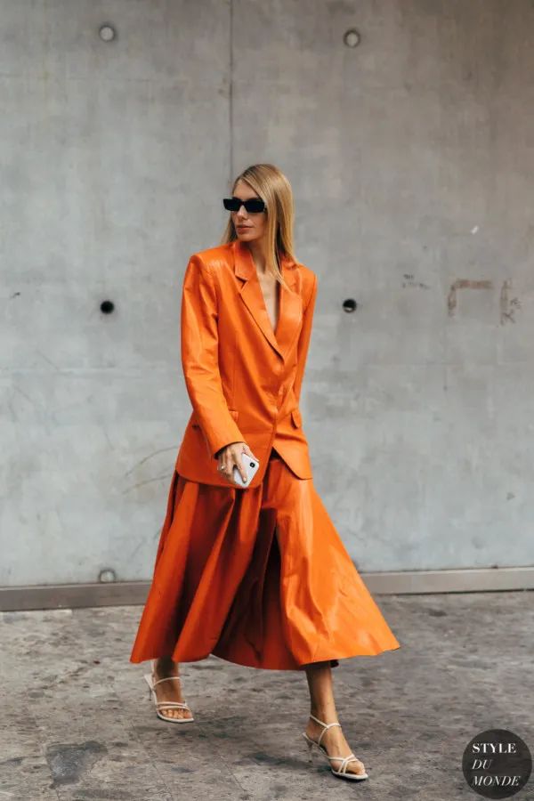 一件皮西装可以有多帅？时髦精们早已给出了答案