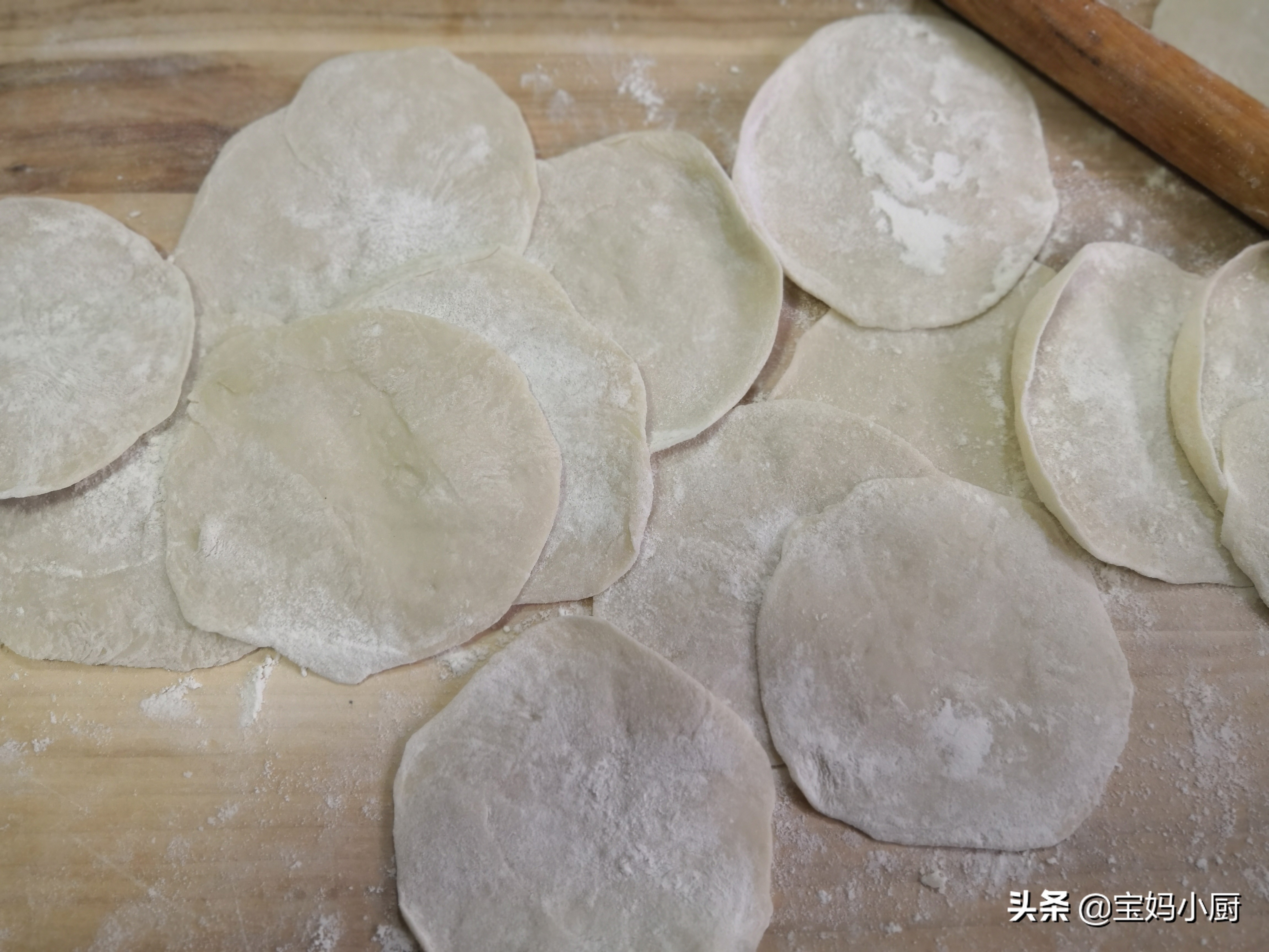 蒸饺皮硬，是你和面的水没用对，照着做，软乎乎，放一天都不硬