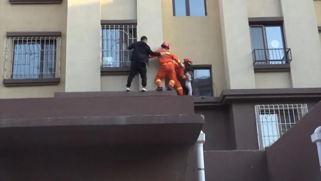惊险幼童被卡六楼防盗窗身体悬空,惊险5岁男孩被卡六楼